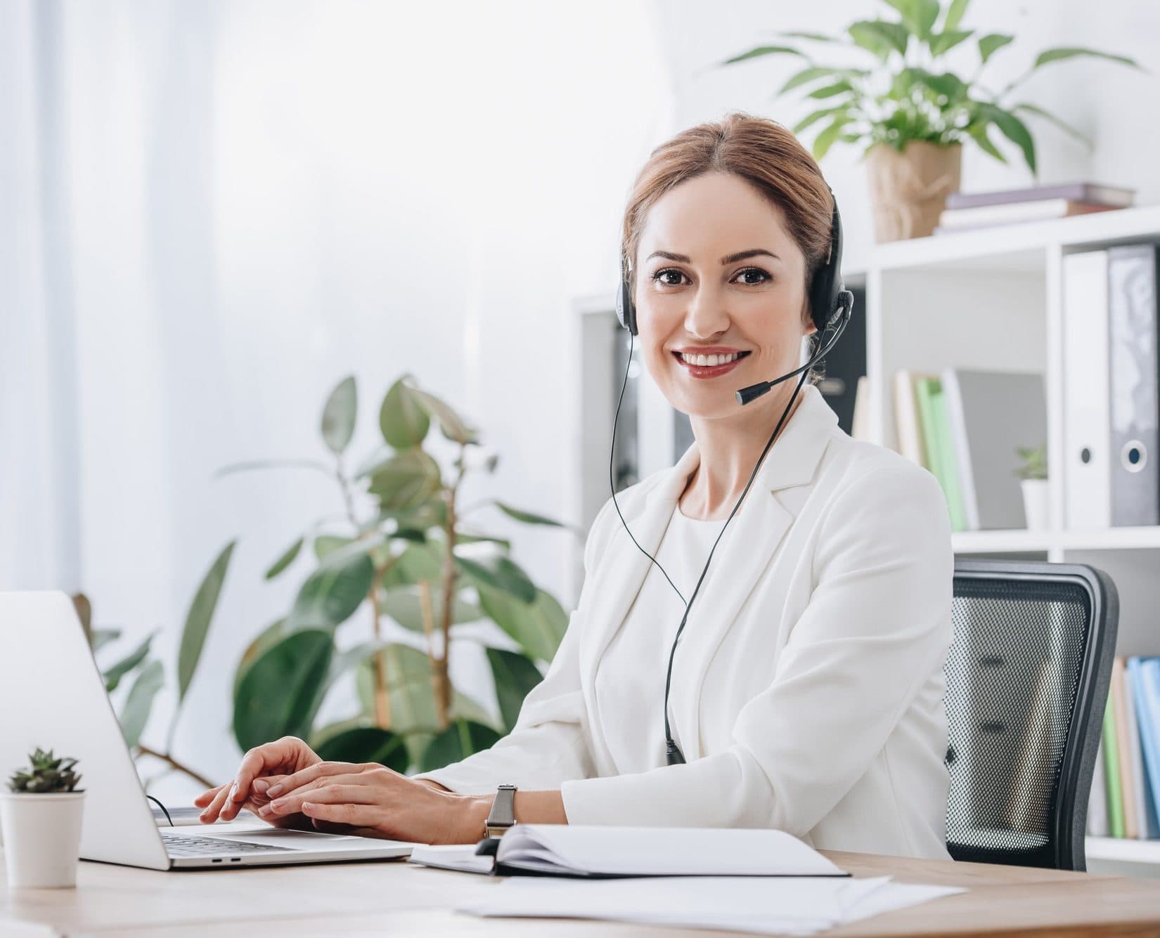 A friendly support adviser